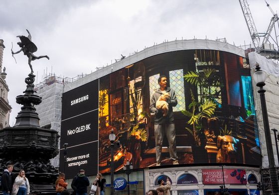 An outdoor billboard at Piccadilly Circus in Britain displays a Samsung Electronics advertisement. Korea's top market cap announced on Monday that it posted an outdoor advertisement at one of Europe's most popular tourist destinations from Thursday ahead of launching new TV products such as the 2023 model of Neo QLED 8K. [SAMSUNG ELECTRONICS]