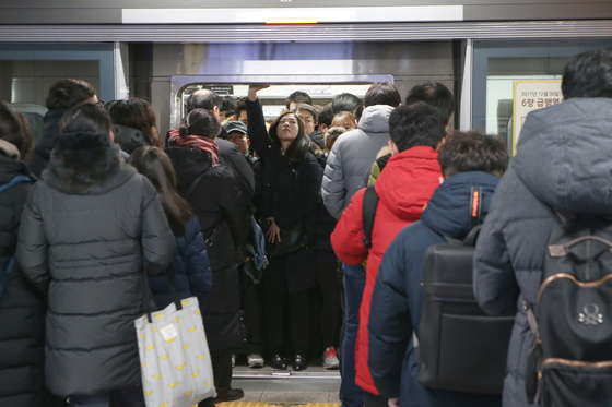 A metro carriage is full during rush hour at Noryangjin Station. [YONHAP]