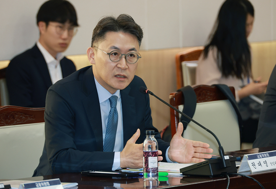 Kwon Dae-young, standing commissioner at the Financial Services Commission, speaks at a meeting held in central Seoul on Monday. [FSC]