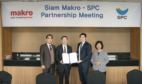 From left, SPC Samlip CEO Hwang Jong-hyun, SPC vice president Hur Hee-soo, Siam Makro Enterprise CEO Tanit Chearavanont and Siam Makro Group CEO Saowaluck Thithapant pose for the photo after signing memorandum of understanding to collaborate on bakery business development in Thailand at the InterContinental Seoul Coex hotel in southern Seoul in February. [SPC SAMLIP]
