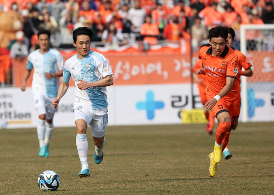 Ulsan Hyundai's Um Won-sang, left, dribbles during a K League game against Gangwon FC at Chuncheon Songam Sports Town in Chuncheon, Gangwon on Sunday. [YONHAP]