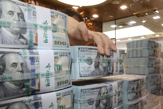Dollar bills are stacked in Hana Bank at Jung District, central Seoul, on Monday. [NEWS1]