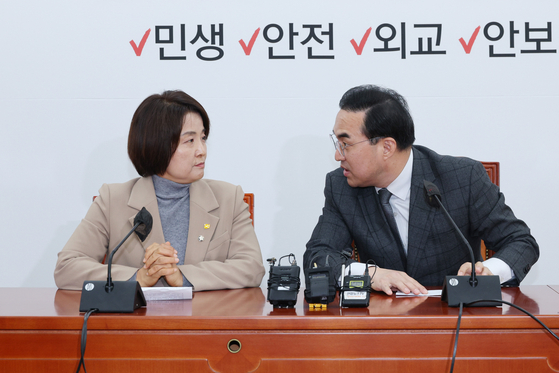 Justice Party floor leader Lee Eun-ju and Democratic Party floor leader Park Hong-keun during a meeting held at the National Assembly on Monday. [YONHAP] 