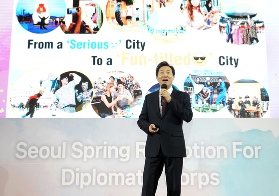 Seoul Mayor Oh Se-hoon explains the capital’s key projects to foreign diplomats at Sebitseom in Seocho District, southern Seoul, last Friday. [YONHAP]
