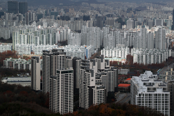 Views of apartments from Mount Daemo in Gangnam District, southern Seoul, in November. [NEWS1]