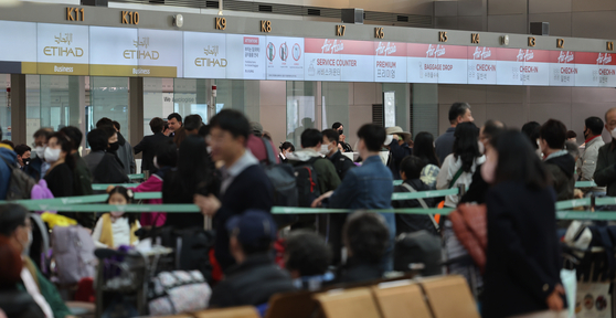 The department terminal at Incheon International Airport bustles with passengers on Tuesday. [YONHAP]