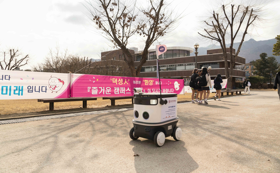 An autonomous patrol robot is on a test operation at Duksung Women's University in northern Seoul. SK Telecom, Neubility and SK shieldus signed a memorandum of understanding on Tuesday to jointly develop a patrol robot service. [SK TELECOM]