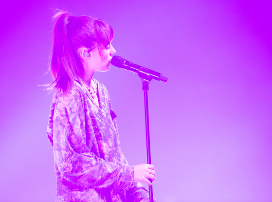 U.S. singer-songwriter Sasha Alex Sloan holds her first concert in Korea on Monday at the Yes24 Live Hall music venue in eastern Seoul as a part of her ″I Blame The World″ Asia tour. [LIVE NATION KOREA]