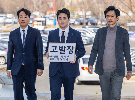 Officials from Rep. Ahn Cheol-soo’s campaign deliver a criminal complaint against Kang Seung-kyoo, the senior presidential secretary for civil society, at the Central Government Complex in Gwacheon, Gyeonggi on Tuesday afternoon. [YONHAP]