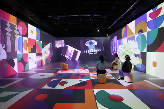 Visitors watch media artwork in the Immersive Studio opened at National Theater of Korea in Jung District, central Seoul on Tuesday. [YONHAP]