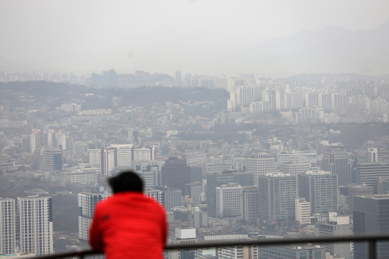 A view of Seoul covered in fine dust from Mount Namsan on Tuesday. While the weather has become warmer, with Seoul temperatures going up to 17 degrees Celsius (63 degrees Fahrenheit), recently fine dust from China has become severe. Gangwon was one of the hottest areas on the Peninsula, as temperatures rose to 23 degrees Celsius. [NEWS1]
