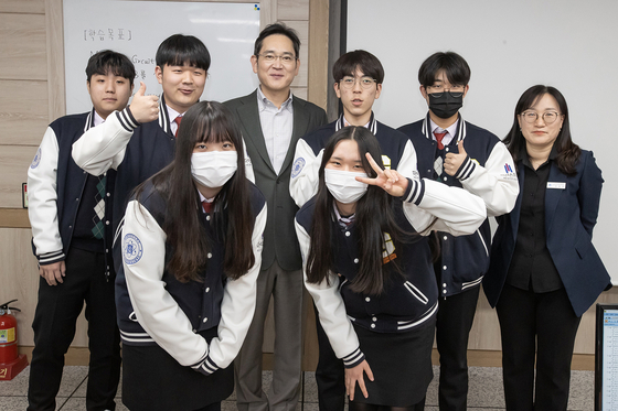 Samsung Electronics Executive Chairman Lee Jae-yong poses for a photo with students at Gumi Electronic Technical High School in Gumi in North Gyeongsang on Tuesday. Lee observed class that taught on printed circuit board. [SAMSUNG ELECTRONICS]