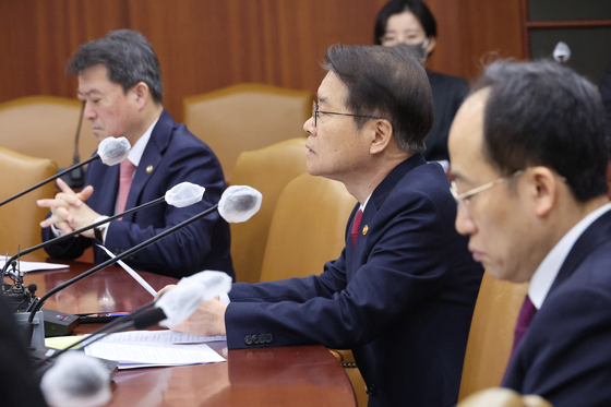 Employment and Labor Minister Lee Jung-sik, center, at a government economics meeting on Wednesday in Seoul. [YONHAP]