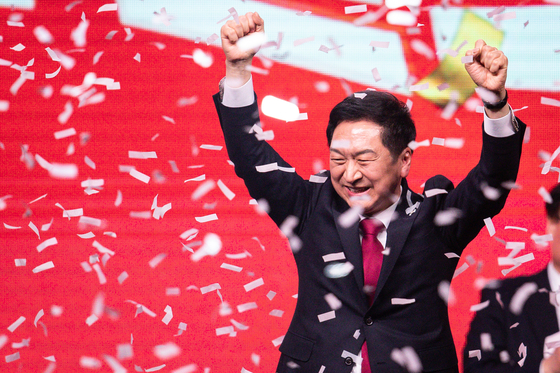 Newly elected People Power Party (PPP) Chairman Kim Gi-hyeon raises his hands in celebration following the announcement that he had won the party's leadership contest at the PPP national convention at the Korea International Exhibition Center in Goyang, Gyeonggi on Wednesday afternoon. [NEWS1]