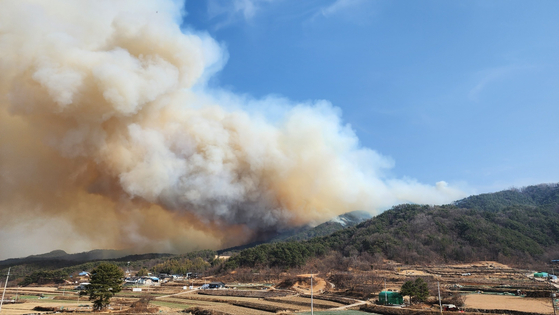 Smokes from a fire in a mountain in Hapcheon, South Gyeongsang, rising on Wednseday. [NEWS1]