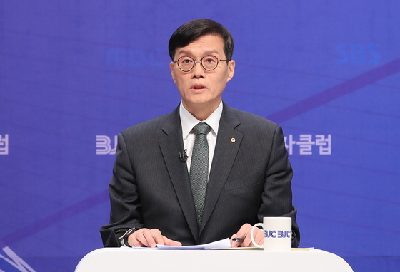 Bank of Korea Gov. Rhee Chang-yong speaks in a debate at the Korea Broadcaster center in western Seoul on Tuesday. [BANK OF KOREA]