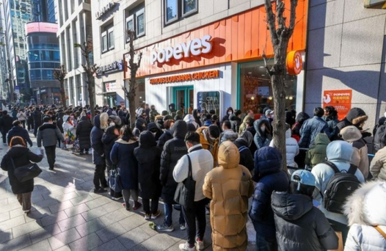 People wait in line before the official opening of Popeyes’ first branch near Gangnam Station last December. [POPEYES]