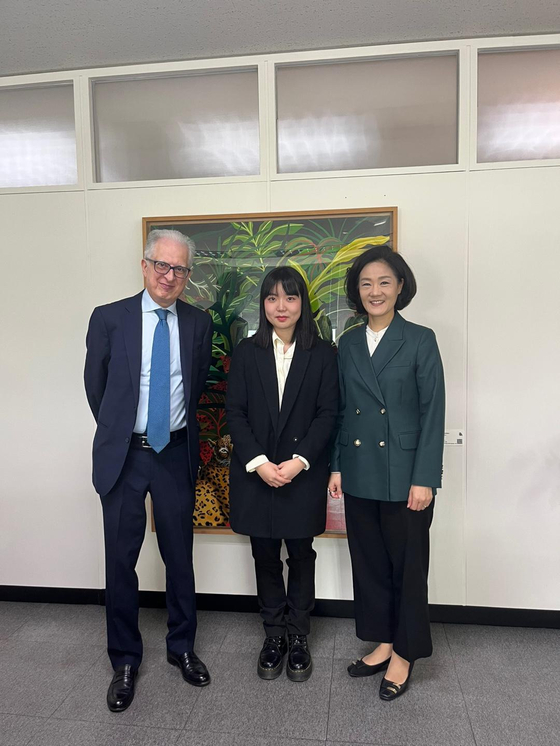 Italian Ambassador to Korea Federico Failla, left, Choi Young-eun, a student at Yonsei University, center, and Deputy Minister and Ambassador for Climate Change Kim Hyo-eun pose for a photo at the Foreign Ministry in Jongno District, central Seoul on Tuesday. [EMBASSY OF ITALY]