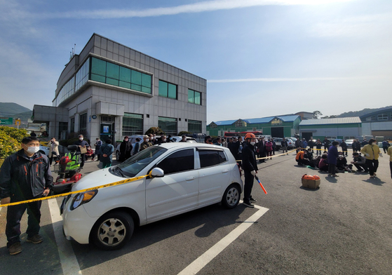 The scene where a 1-ton truck ram into a group of people in front of a Nonghyup office in Sunchang county, North Jeolla, on Wednesday. Three people in critical conditions have been taken to the emergency room. [JEONBUK FIRE SERVICE]