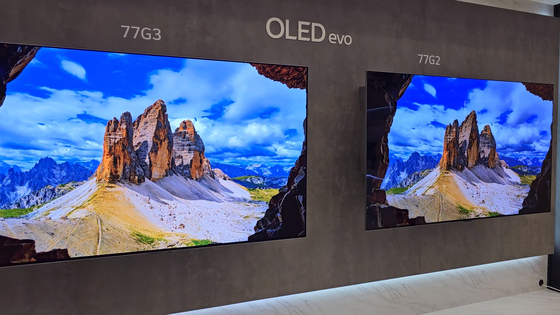 LG Electronics' latest 77-inch OLED evo G3 TV model, left, is about 30 percent brighter than its predecessor G2 model, according to LG Electronics. [SHIN HA-NEE]
