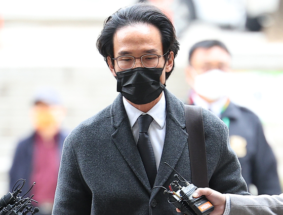 Hankook Tire and Technology Chairman Cho Hyun-bum enters the Seoul Central District Court for interrogation on his alleged crimes on Wednesday. [YONHAP]