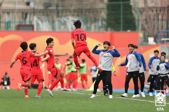 The U-20 Korean national football team celebrates after beating Jordan 2-0 on Sunday at JAR Stadium in Tashkent, Uzbekistan [YONHAP] 