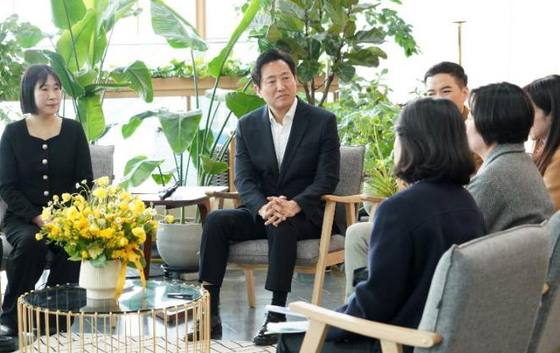 Seoul Mayor Oh Se-hoon hears from people related to the issue of subfertility, including married couples struggling with subfertility and those planning to freeze their eggs, on Wednesday. [SEOUL METROPOLITAN GOVERNMENT]