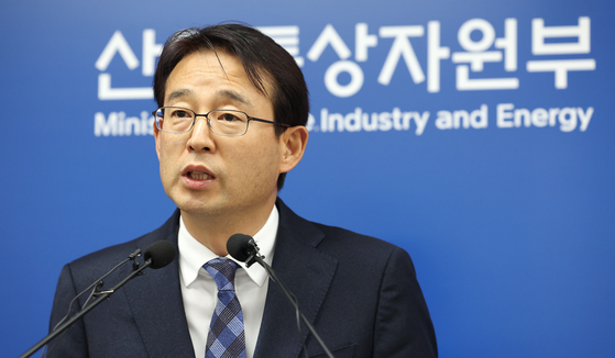 Kang Kam-chan, director general for trade controls policy at the Ministry of Trade, Industry and Energy, speaks during a press briefing held at the government complex in Sejong on Monday. [YONHAP]