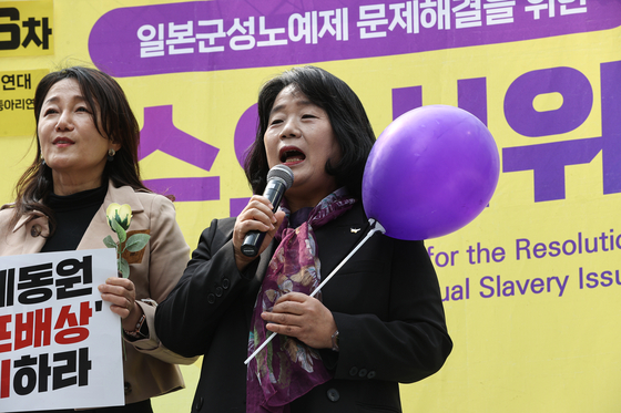 Rep. Youn Mee-hyang, right, speaks during a rally against Japan's wartime sexual slavery in Seoul on Wednesday. [YONHAP]