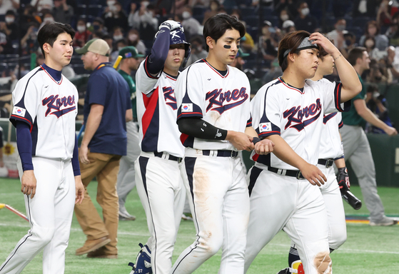 Korean players leave the field after losing 8-7 to Australia in a Pool B game at the World Baseball Classic in Tokyo on Thursday.  [YONHAP]