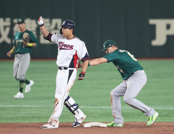 Korea's Kang Baek-ho is tagged out as he steps off the bag after hitting a double at the bottom of the seventh inning of a World Baseball Classic Pool B game against Australia at Tokyo Dome in Tokyo on Thursday.  [YONHAP]