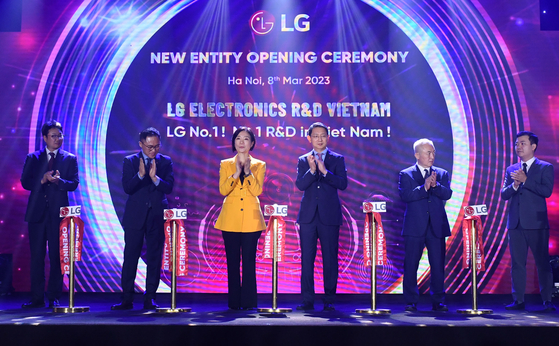 Korea’s ambassador to Vietnam Oh Young-ju, third from left, and Lee Sang-yong, LG Electronics senior vice president of the vehicle solution research center, during an establishment ceremony in Hanoi, Vietnam on Wednesday [LG ELECTRONICS]