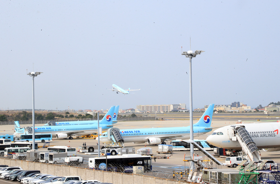 Planes at Jeju International Airport on Thursday [YONHAP]