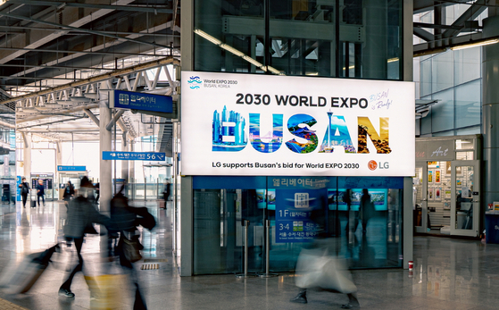 LG Corp. installed an advertisement promoting Busan's bid to host the World Expo in 2030 at Busan Station and eight other locations, both home and abroad. The advertisement at Busan Station will be installed for a month starting Mar. 6, Monday, ahead of the upcoming on-site visit by the inspection team from the Bureau International des Expositions scheduled from April 2 to 7. [LG CORP]