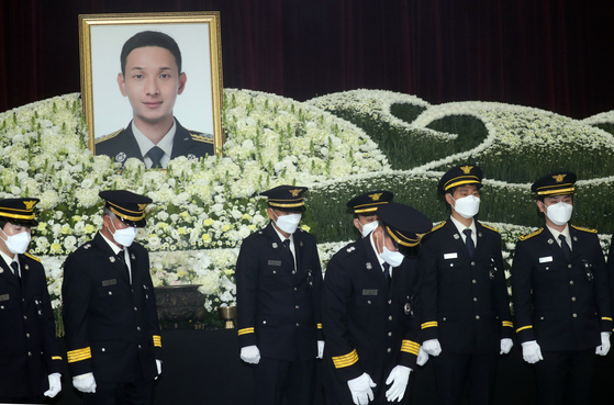 Colleagues of firefighter Seong Kong-il pay respects at a funeral held at the National Youth Agriculture and Life Center in Gimje, North Jeolla, on Thursday. The 30-year-old firefighter lost his life while trying to save an elderly man in a fire on March 6. He rushed back into a blazing house to save the man in his 70s after first saving his wife. Seong joined the Gimje fire department last May. President Yoon Suk Yeol on Tuesday not only posthumously promoted Seong but also awarded him the Order of Service Merit. [YONHAP]