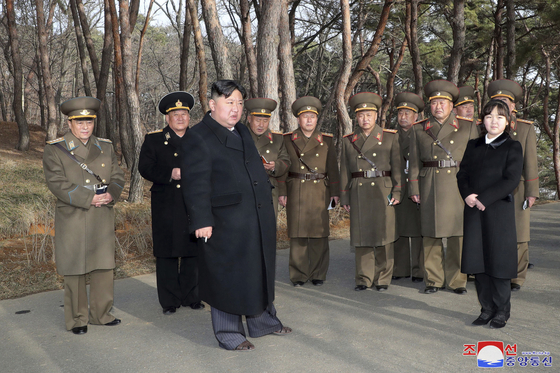 North Korean leader Kim Jong-un, center, inspects the Hwasong artillery unit with his daughter Ju-ae, far right, Thursday in a photo released by the state-run Korean Central News Agency Friday. [YONHAP]