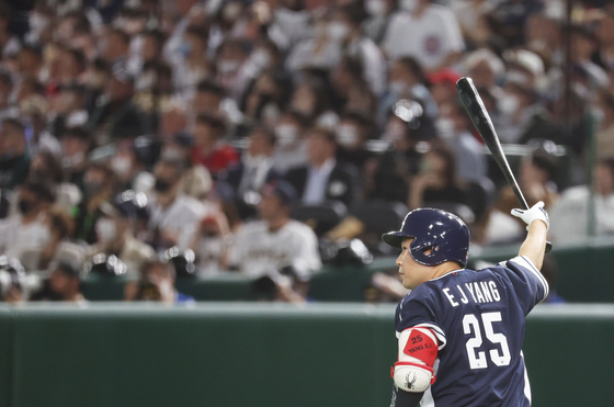 Yang Eui-ji reacts after hitting a two-run home run at the top of the third inning of a World Baseball Classic game against Japan at Tokyo Dome in Tokyo on Wednesday.  [YONHAP]