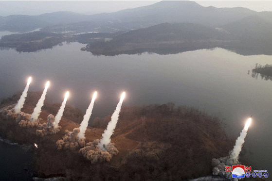 North Korea conducts an artillery drill observed by leader Kim Jong-un and his daughter on Thursday, in a photo released by the state-run Korean Central News Agency Friday. [YONHAP]