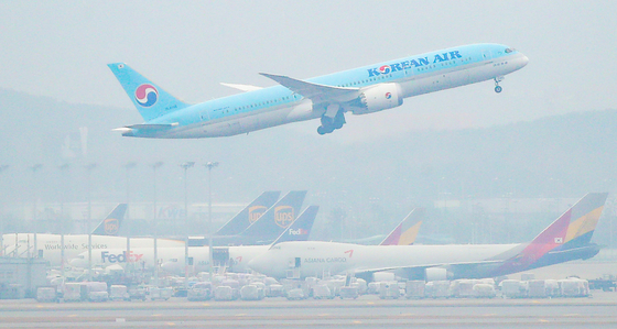 A Korean AIr flight taking off at the Incheon International Airport in this file photo dated Nov. 18, 2020. [YONHAP]
