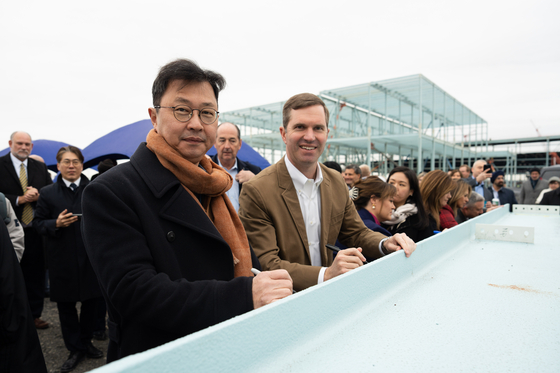 SK Group Executive Vice Chairman Chey Jae-won, left, and Kentucky Governor Andy Beshear pose for a photo during a groundbreaking ceremony of their battery plant in Glendale, Kentucky, on Dec. 5. [SK On]