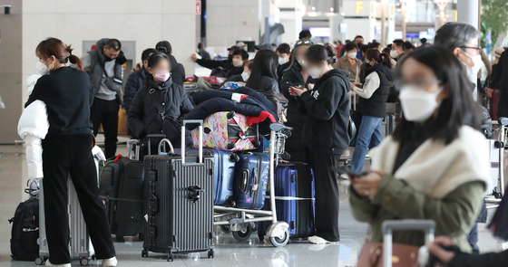 중국행 승객들이 3월 5일 인천국제공항 제1여객터미널에서 탑승 수속을 기다리고 있다. [NEWS1]