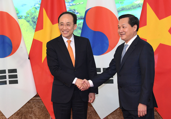 Finance Minister Choo Kyung-ho and his Vietnamese counterpart Le Minh Khai pose for a photo in Hanoi, where they discussed economic cooperation in supply chains and raw materials on Friday. 