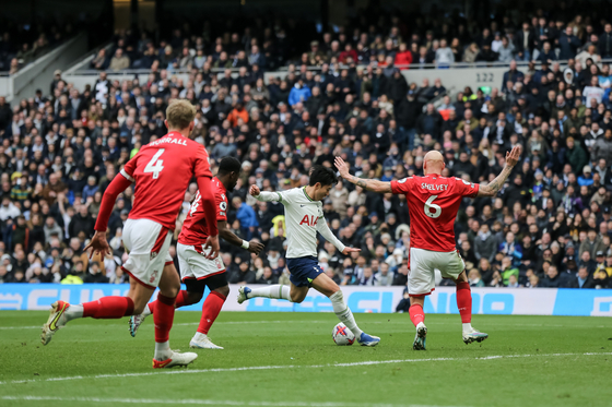 Son Heung-min of Tottenham Hotspur scores the third goal during a Premier League match against Nottingham Forest at Tottenham Hotspur Stadium in London on Saturday.  [EPA/YONHAP]
