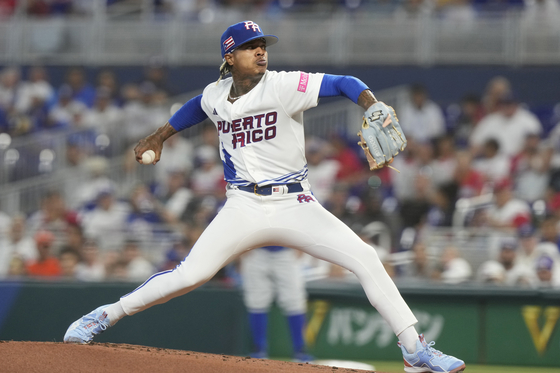 Puerto Rico starting pitcher Marcus Stroman throws a pitch during the second inning of a World Baseball Classic game against Nicaragua on Saturday in Miami.  [AP/YONHAP]