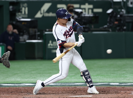 Kim Ha-seong hits a solo home run during a World Baseball Classic Pool B game between Korea and the Czech Republic at Tokyo Dome in Tokyo on Sunday.  [YONHAP]