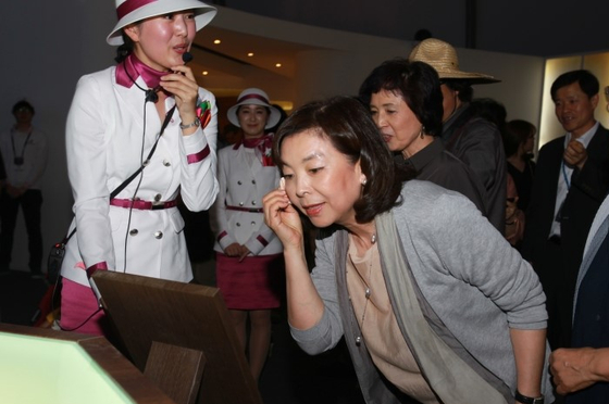 Kim Young-sik, the widow of the late LG Chairman Koo Bon-moo, during a cosmetics expo in 2013. Kim and her two daughters recenlty filed a lawsuit against LG Chairman Koo Gwang-mo over the inheritance. [COSMETICS & BEAUTY EXPO OSONG KOREA]