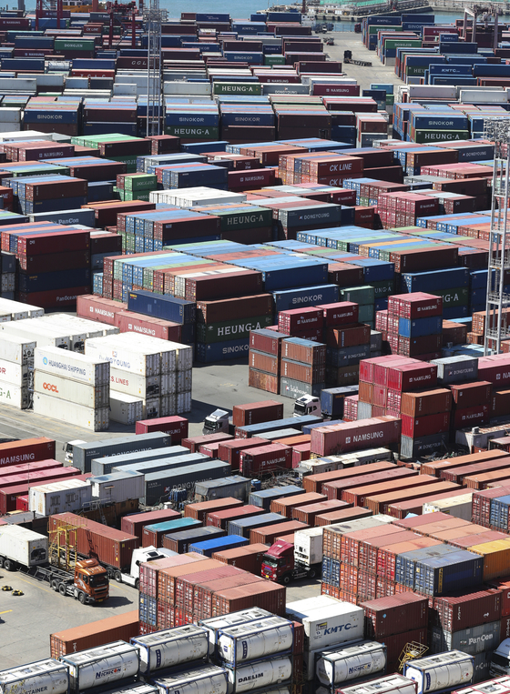 Containers are stacked at a pier in Korea's largest port city of Busan on Monday. According to data from the Korea Customs Service released on Monday, the country's outbound shipments stood at $15.8 billion in the March 1 to 10 period, down 16.2 percent from a year earlier due to sluggish shipments of chips. [YONHAP]
