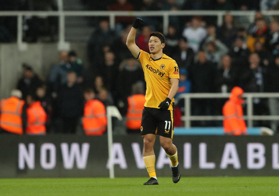Hwang Hee-chan celebrates scoring the equalizer for Wolverhampton Wanderers in a game against Newcastle United at St. James' Park in Newcastle, England on Sunday.  [REUTERS/YONHAP]