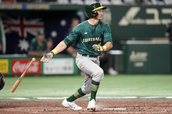 Logan Wade of Australia drops his bat as he hits a two-RBI double off Marek Minarik of the Czech Republic in the seventh inning during a Pool B game at the World Baseball Classic at Tokyo Dome in Tokyo Monday.  [AP/YONHAP]