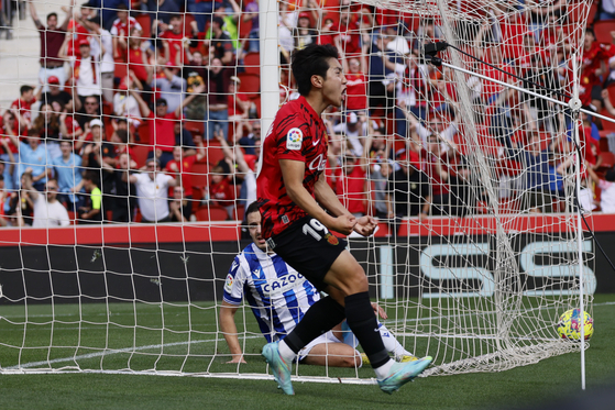 Mallorca midifelder Lee Kang-in celebrates after scoring the equalizer during a La Liga game against Real Sociedad at Mallorca Son Moix stadium in Mallorca in the Balearic Islands, Spain on Sunday.  [EPA/YONHAP]